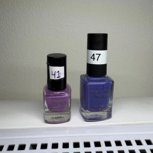 Max Factor lila och lavendel nagellack - Två nagellack från Max Factor: ett skimrande lila med pärlemorfinish (nr 41) och ett krämigt lavendelblått (nr 47). Båda är ”gamla” men inget som märks, att det har torkat eller liknande. 30kr för båda, 10kr st. Tippen kommer ej med, visar endast färgen.