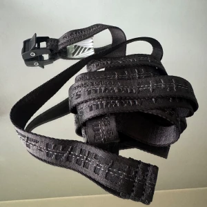 Äkta Off White Industrial Belt Black - Säljer ett svart Off White bälte i nyskick. Passar de flesta (One Size) den är slutsåld på hemsidan. Nypris runt 3000kr
