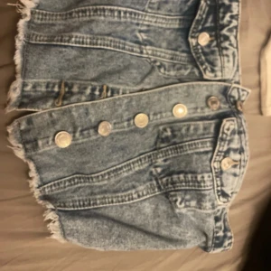 Jeans topp och klänning - Säljer en snygg leopardmönstrad klänning med resår i midjan som ger en skön passform. Och en jeans topp. Man kan beställa för sig!