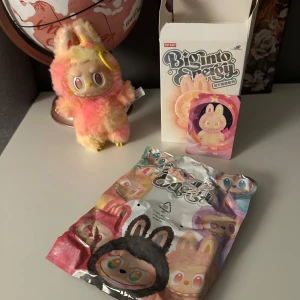 Labubu Big Into Energy - Säljer en Labubu Big Into Energy. Äkta direkt från PopMart. Den kommer i originalförpackning med kort och påse. Hör av dig vid frågor