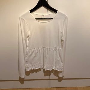 Vit blus med broderad spets - Supersöt vit blus med pepplum från Lindex barnavdelning, passar mig som har storlek S😊