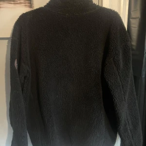 Napapijri fleecetröja - Svart Napapijri fleecetröja Bra skick Varm och skön, perfekt mot höst och vintern! Nypris runt 1000kr Hör av er om ni har frågor!