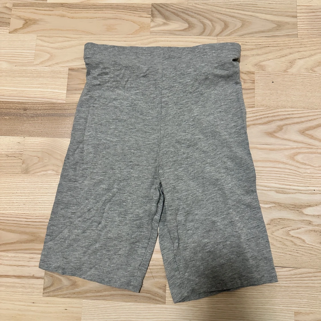 Grå shorts 