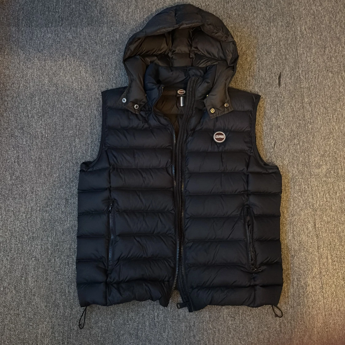 Mörkblå dunväst från Colmar med huva