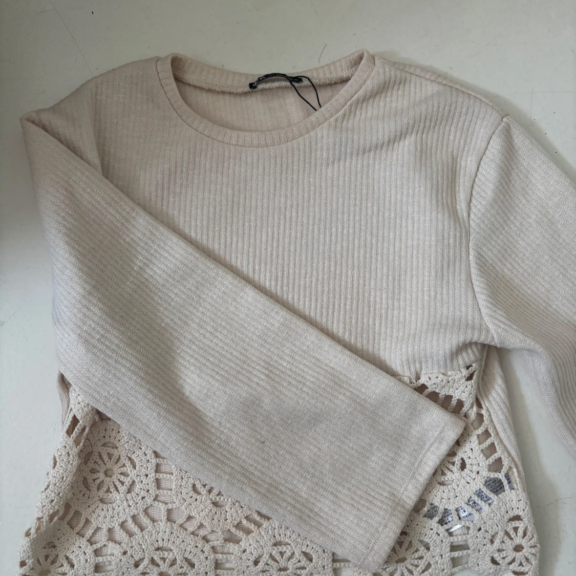 Beige tröja med virkad spets - 2