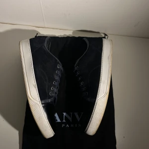 Lanvin skor - Lanvin Cap Toe sneaker | Väldigt snygga | Mycket kvar att ge | Allt ingår!! | Pris går att diskutera vid snabb affär | Fraktas samma dag 🚚📦| Kontakta privat vid fler frågor eller funderingar ✔️