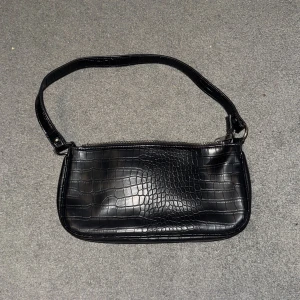 Svart axelväska  - Snygg svart axelväska. Som ny. Skriv innan du köper