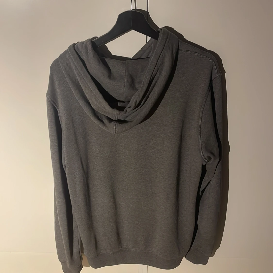 Grå hoodie från BOSS  - 1