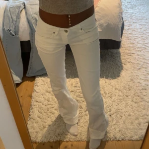 Vita lie waist jeans - Ett par vita skitsnygga low waist Jeans från Tinsell. Aldrig använda och i nyskick. Storlek 34 i längd och 26 i midja, skulle själv uppskatta som XS🌸