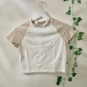 Beige och vit croptop - Stilren crppad topp med beige ärmar 💖95% bomull 5% elastan