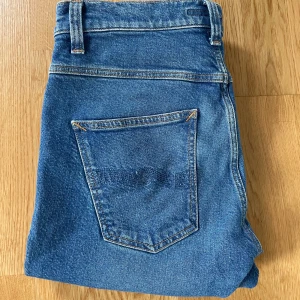 Grim Tim Nudie Jeans  - Säljer ett par nudie jeans i modellen Grim Tim. Storlek W31 L30. De är i nyskick och bara använd några få gånger. Hör av dig vid frågor!