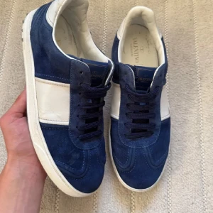 Valentino Flycrew - Valentino Flycrew | Storlek 42 1/2 | Royal Blue | Mycket bra skick | Alla nitar kvar, några replacment men märks inte | Nypris 8000kr, mitt pris endast 4899! | Medföljer två dustbag | Hör av er vid frågor! | Tar ej byten! | Kvitto finns! |