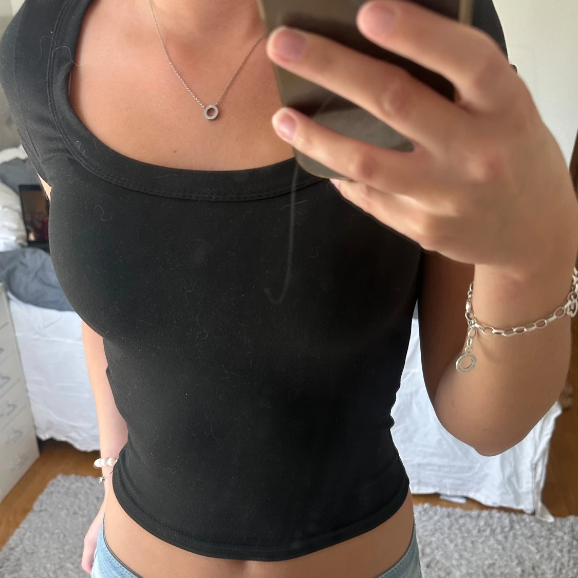 Svart croppad topp med rund hals - 1