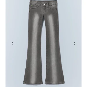 Grå bootcut jeans med utsvängda ben - Säljer de populära jeansen från weekday eftersom dom blivit för små. Dom är i bra skick förutom att lappen bak gått sönder men inget man tänker på.