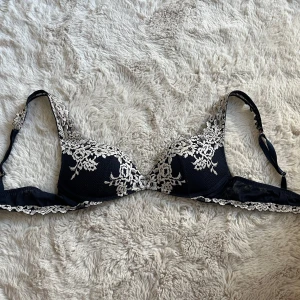 Intimissmi BH marinblå - Säljer min marinblåa push up BH från Intimissmi! 💘 Väl använd men inga synliga tecken på användning, lapp som anger tvätt osv. är bortklippt. STRL 75B & säljer då den är för liten. Tvättas noga innan försäljning💙