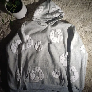 Grå denim tears hoodie-Storlek M - ✨ Läs gärna innan köp ✨  📸 Alla bilder är mina egna – ser du dem någon annanstans är det bluff. 💬 Frågor? Skriv! Jag svarar snabbt och skickar gärna fler bilder, mått eller diskuterar pris. 📦 Skickar samma dag eller senast dagen efter. 🙏 Tänk igenom köpet innan du bekräftar – men fråga om du undrar något. 🛍 Köper du flera saker kan vi fixa paketpris och ev. rabatt.  Tack för att du kikar in❤️‍🩹