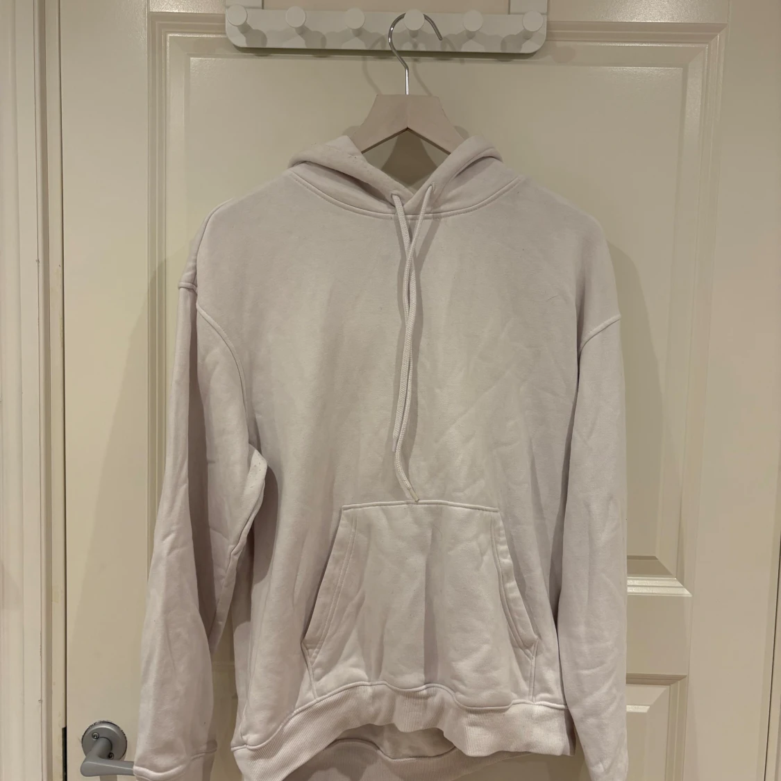 Vit hoodie med huva och magficka