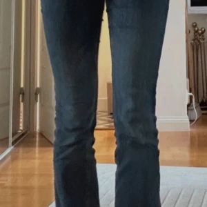 Blå bootcut jeans från Zara, stl 34 - Snygga blå jeans från Zara i storlek 34 med klassisk bootcut-modell. Jeansen har fem fickor, dragkedja och knapp framtill. Tillverkade i stretchig bomullsdenim för en bekväm passform. 