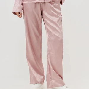 Rosa satinbyxor från Juicy Couture - Snygga rosa byxor från Juicy Couture i glansigt satinliknande material. De har elastisk midja 