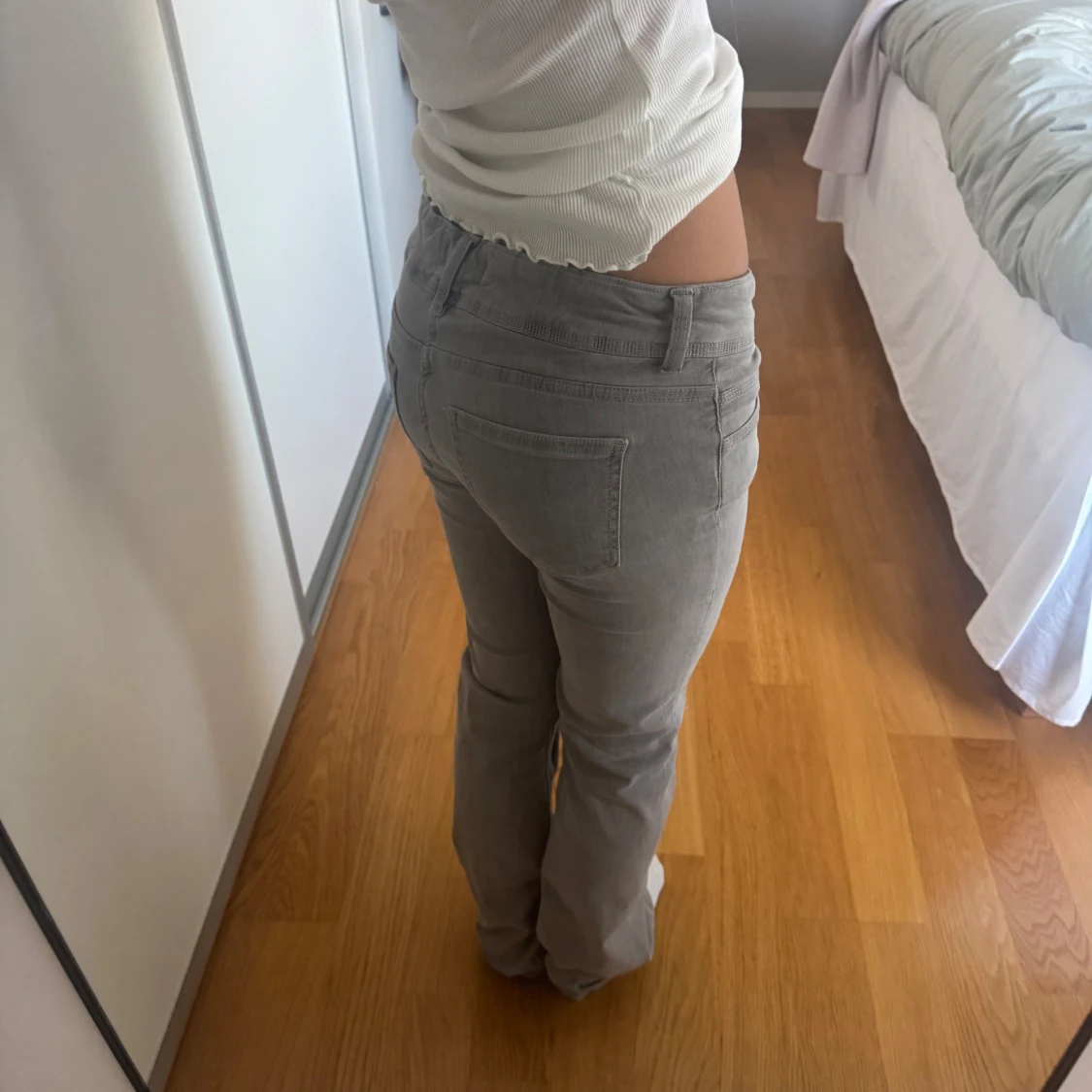 Grå bootcut jeans med låg midja - 2