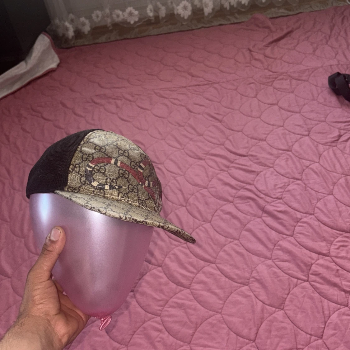 Gucci keps med GG-mönster och orm