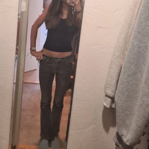 Bootcut lågmidjade gråa jeans - Säljer ett par mörk gråa bootcut jeans med låg midja och klassiska fem fickor. Inget fel på jeansen. Xs men passade mig när jag va 167 ish.