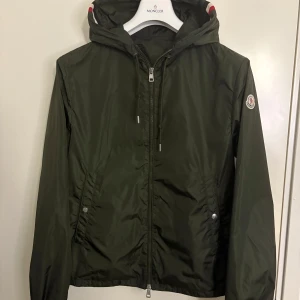 Moncler Grimpeurs  - Moncler Grimpeurs Vindjacka Khakigrön. Storlek 2. Väldigt fint skick