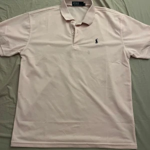 Rosa  Polo Ralph Lauren pike - Kommer inte till användning. Ända defekten är fläcken ni ser på framsidan därav priset. Hör av för frågor eller funderingar!!!