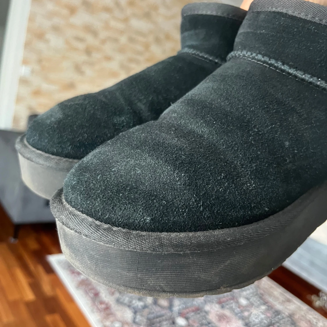 Svarta mockaboots med platt sula