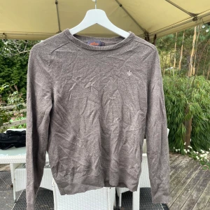 Grå ulltröja från Morris, storlek S - Snygg grå stickad tröja från Morris i mjuk ull. Skick 9/10 men den behöver strykas men det kan man fixa lätt. Rätt så liten i storlek passar ungefär 165 cm eller mindre