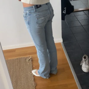 Ljusblå straight jeans med slitningar - Säljer ett par ljusblå jeans från ltb. Köpte på Plick men gillade inte passformen så därför säljer jag de här igen. Som man ser på bilderna är kvaliten inte den bästa. Det är hål lite här o var dock tror jag att det är designen. Längst ner är det slitningar som ni kan se på bilderna ovan. De är super Lågmidjade. Nypris: runt 1000 