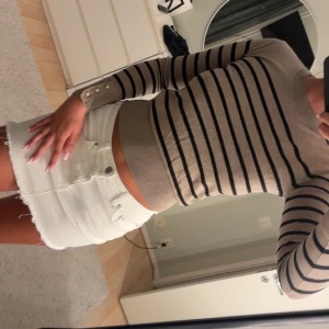 Beige randig tröja Holly & Whyte - tröja, använd nån gång bara. skit snygg till hösten storlek xs