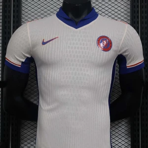 Chelsea vit bortatröja Nike 2023/24 - Chelsea FC:s officiella bortatröja från säsongen 2023/24. Tröjan är vit med blå och röda detaljer, har korta ärmar och är tillverkad i ventilerande funktionsmaterial. Klassisk blå krage och Nike-logga på bröstet. Perfekt för dig som vill visa ditt stöd på läktaren eller hemma. Finns i många storlekar 