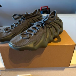 Yeezy 450 - Aldrig använda, bara legat i lådan!                       Säljer ett par helt nya Yeezy 450 Stone Teal i strl 46 men passar även 45 superbra!  