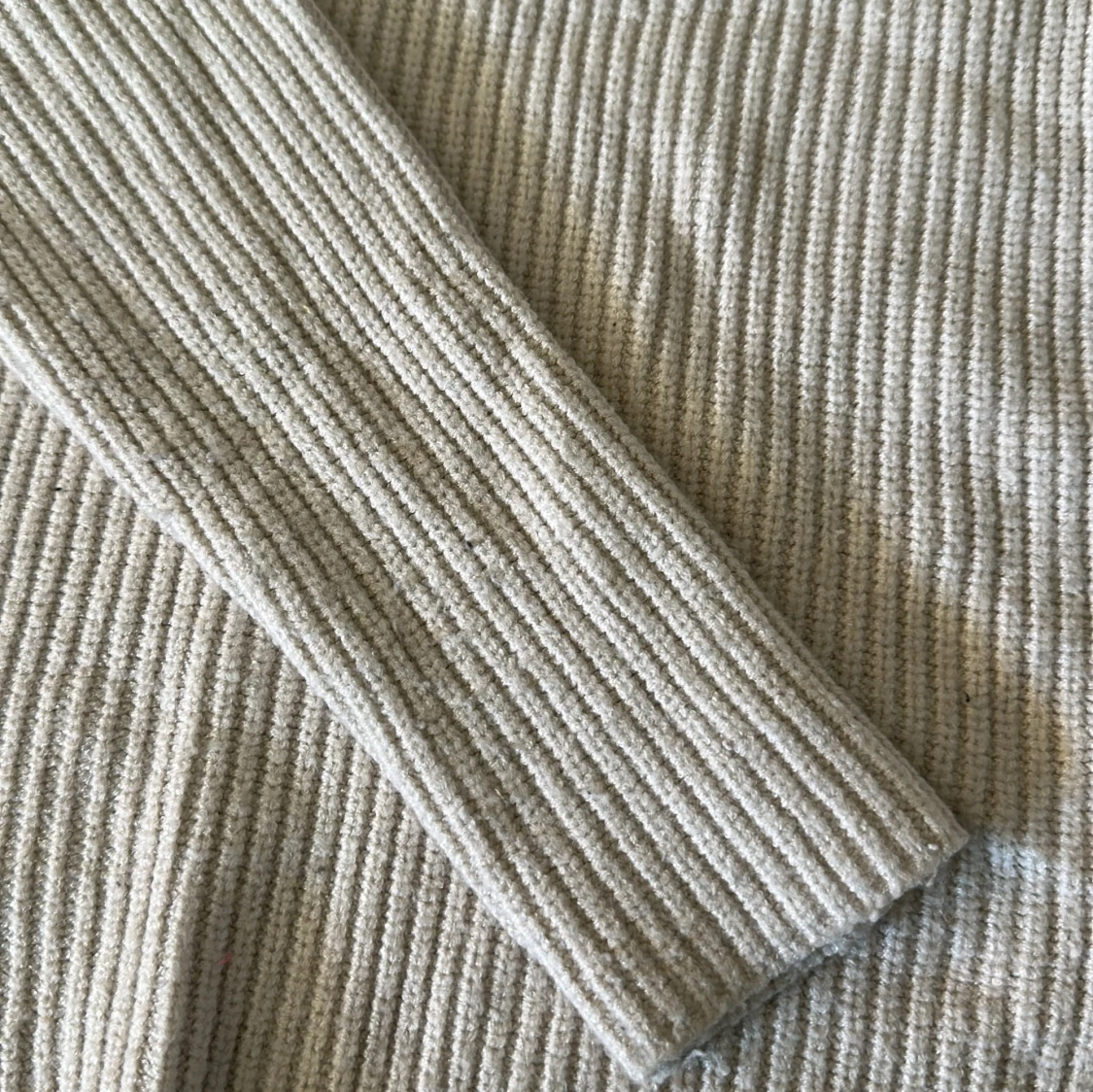 Beige ribbad stickad tröja med v-ringning - 2