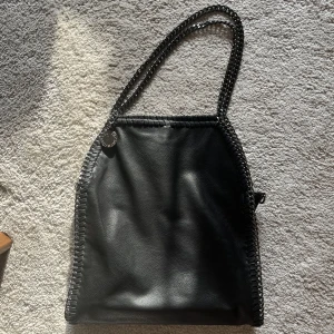 Stella mccartney liknande väska  - Köpte den på plick för några år sedan, använd typ en gång och inga tecken på användning!! 💕Skulle säga att den är ganska stor, det skulle få plats en dator i den 😇