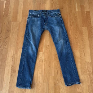 Replay jeans - Säljer ett par Replay jeans i blå färg. Modellen är osäker eftersom jag köpte dem för ganska längesen men skicket är fortfarande väldigt bra. Jeansen är i slim fit och är i storlek W30. Passar någon som är ungefär 170-180