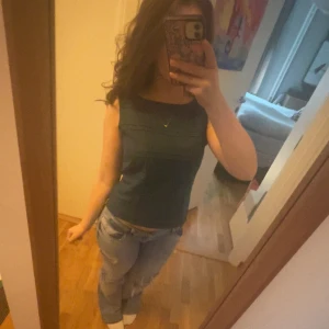 Blå topp med knappar - Snygg blå topp som man kan ha som knäppt upp där fram med v-ringning eller som ett linne med boatneck ❤️💓