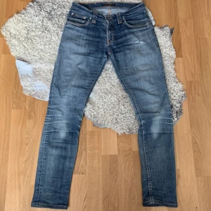 Nudie jeans  - Tja säljer ett par fetta nudie jeans med slitning, byxorna är i perfekt skick och är i storlek W27 L32, hör av er om ni har frågor eller funderingar!!