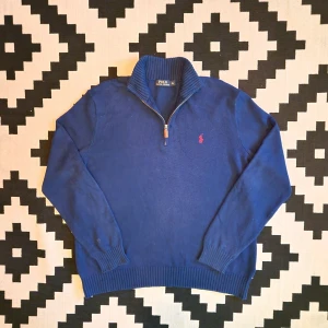 Ralph lauren quarter zip  - 📊 Färg: Marinblå   📏 Storlek: Extra Large (XL)  📐 Mått: Längd - 71cm Axelbredd - 53cm  ♻️ En långärmad Marinblå Ralph lauren quarter zip i storlek XL. Perfekt nu när det börjar bli lite kyligate och hösten kommer!☺️  👕 Material: 100% Bomull  #mensfashion #mensstyle #ralphlauren #classicstyle  #fashion