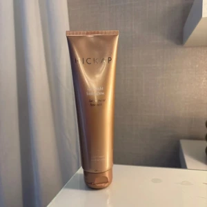 Hickap Limelight Body Glow highlighter - Säljer en Hickap Limelight Body Glow i en snygg roséguldig tub på 150 ml. Ger huden en skimrande glow-effekt med highlighterfinish. Tuben är gjord av plast och har en praktisk flip-top. Perfekt för att boosta lystern på kroppen. 🥰( se på bild den har gått sönder men går fortfarande att stänga den, använd 2 gg på armarna)🥰