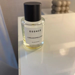 ESSNCE Carashmellow Eau de Parfum - ( säljer denna för dig som vill testa Carasmellow men som inte vet ifall du gillar den🌸🌸🌸).      En stilren parfym från ESSNCE med namnet Carashmellow. Flaskan är rund och genomskinlig med svart lock och vit etikett. Innehållet är ljusgult och flaskan är gjord av glas. Perfekt för dig som gillar söta och unika dofter.
