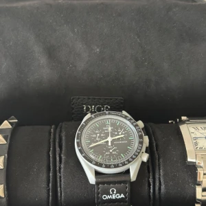 Omega x Swatch MoonSwatch svart - Säljer en Omega x Swatch MoonSwatch med svart urtavla och vita detaljer. Endast klockan! Inga tillbehör 
