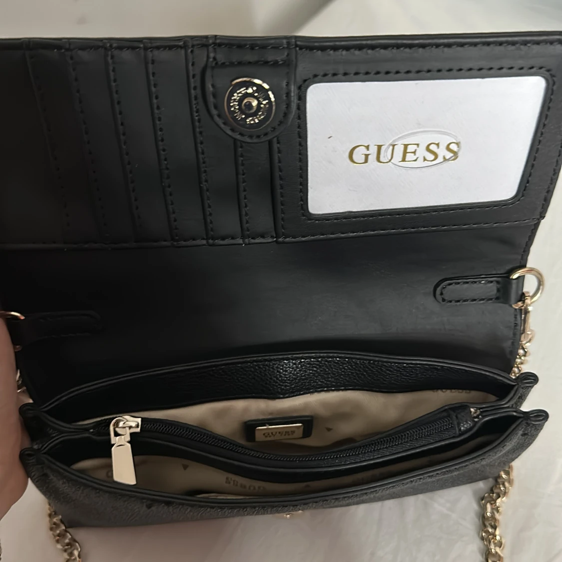 Svart axelväska från Guess med kedja - 2