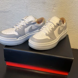 Nike vit/grå sneakers - Bara använt dom en gång dom passar tyvärr inte mig dom är specialbeställda från Nikes hemsida 