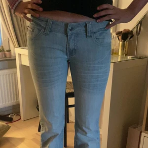 Ljusblå jeans med broderad ficka - Skitsnygga jeans som jag tyvärr måste sälja då de är för små för mig💓💓( kolla sista bild på fickan)