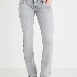 Grå jeans från LTB med raka ben -  ljusgrå jeans från LTB. Jeansen har dubbla knappar i midjan, dragkedja och detaljer på bakfickorna. Har bara använt några få gånger då jag köpte fel storlek. 