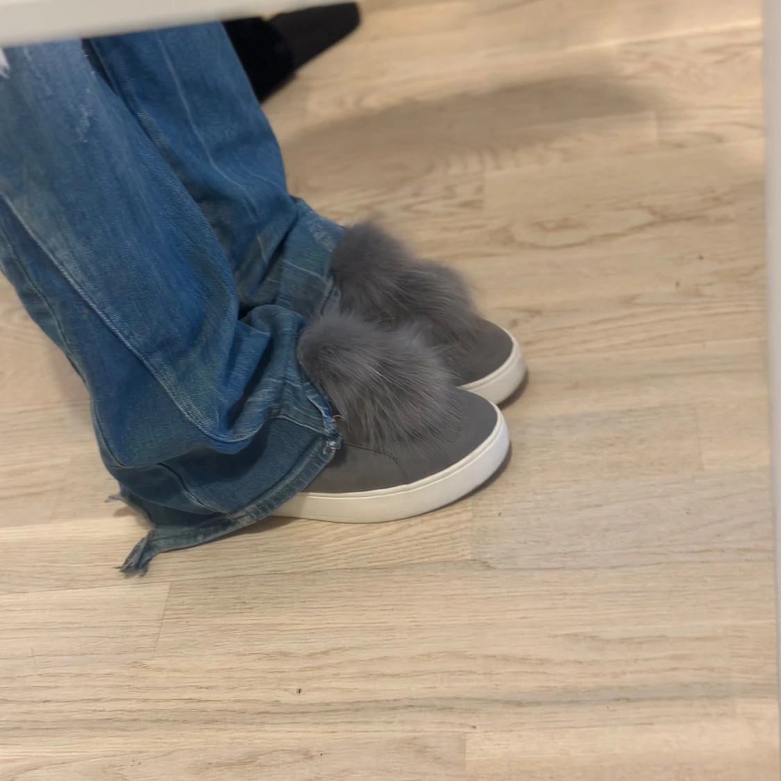 Grå sneakers med pälsdetalj - 1