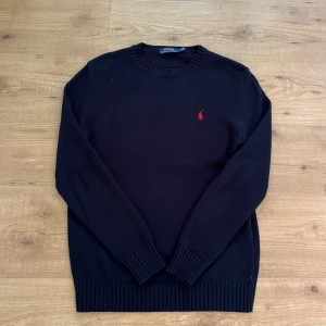Polo Ralph Lauren Tröja - Tjena! Säljer denna sjukt snygga Stickade tröja från Polo Ralph Lauren i storlek S. Inköpt på Nk i Stockholm men har tyvärr inget kvitto😊   Bara att höra av dig vid frågor eller funderingar🤝