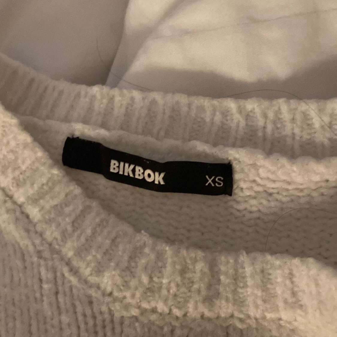 vit oversized stickad tröja BikBok - 2